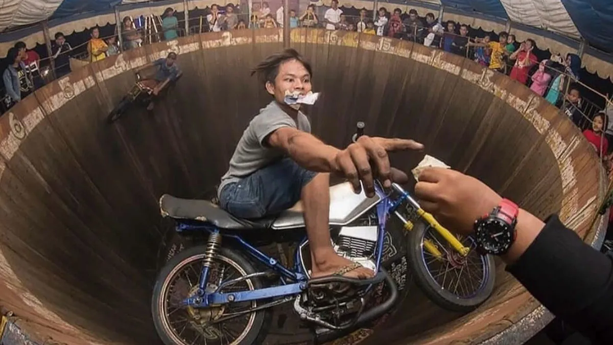 30 Captivating Street Photos That Showcase Life’s Unexpected Moments, As Shared On This IG Page (New Pics)