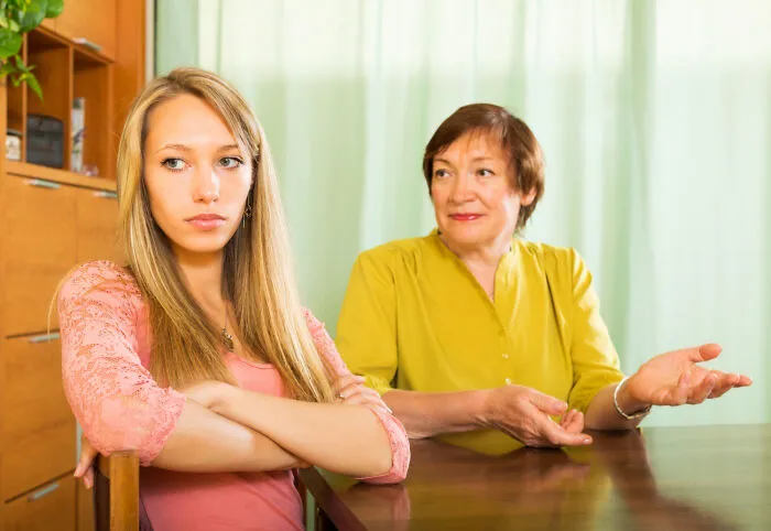 “My Sister Could Do No Wrong”: 30 Times Parents’ Favoritism Of One Child Came Back To Bite Them