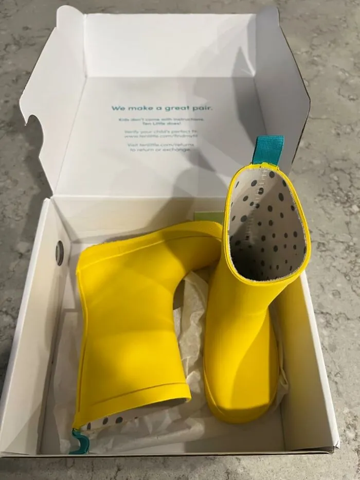 Splash Into Spring With These Bright And Cheerful <a Style="Display:inline;" Href="Https://Www.amazon.com/Ten-Little-Waterproof-Lightweight-Flexible/Dp/B0dyk856c3?ie=utf8&linkcode=ll1&tag=bpcoyote-20&linkid=b2e5a663bc91956311423c489212de73&language=en_us&ref_=as_li_ss_tl" Target="_blank"><span Style="Font: Inherit; Color: #d74b1f;"> Yellow Rainboots For Kids</Span> - They're The Perfect Rainy-Day Accessory For Little Bunnies!