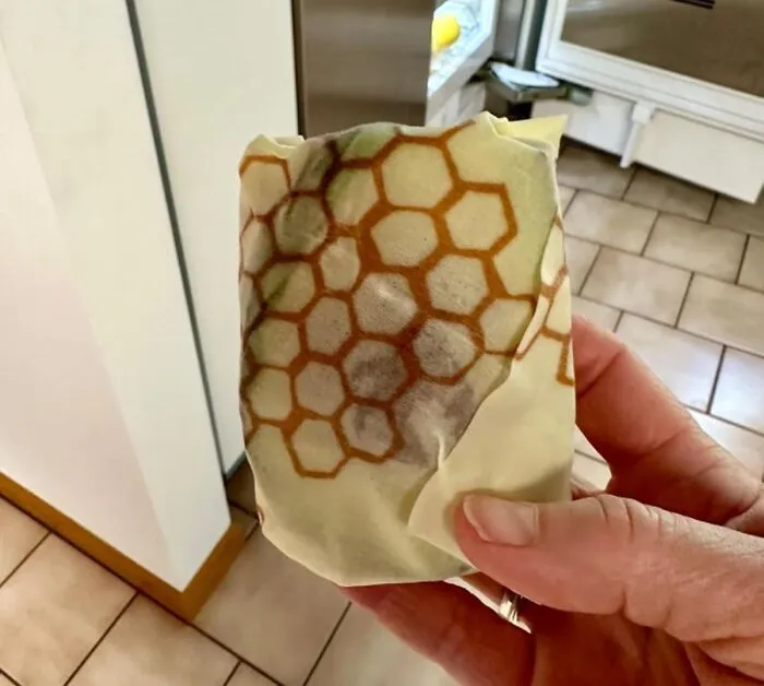 Ditch The Plastic And Wrap Up A Greener Kitchen With These <a Style="Display:inline;" Href="Https://Www.amazon.com/Bees-Wrap-Assorted-Sustainable-Alternative/Dp/B0126lmdfk?ie=utf8&th=1&linkcode=ll1&tag=bpbird-20&linkid=39ad73b9e865a52ae46bcf11fe0cb3f2&language=en_us&ref_=as_li_ss_tl" Target="_blank"><span Style="Font: Inherit; Color: #d74b1f;"> Reusable Beeswax Food Wraps </Span> That Keep Food Fresh And The Planet Happy