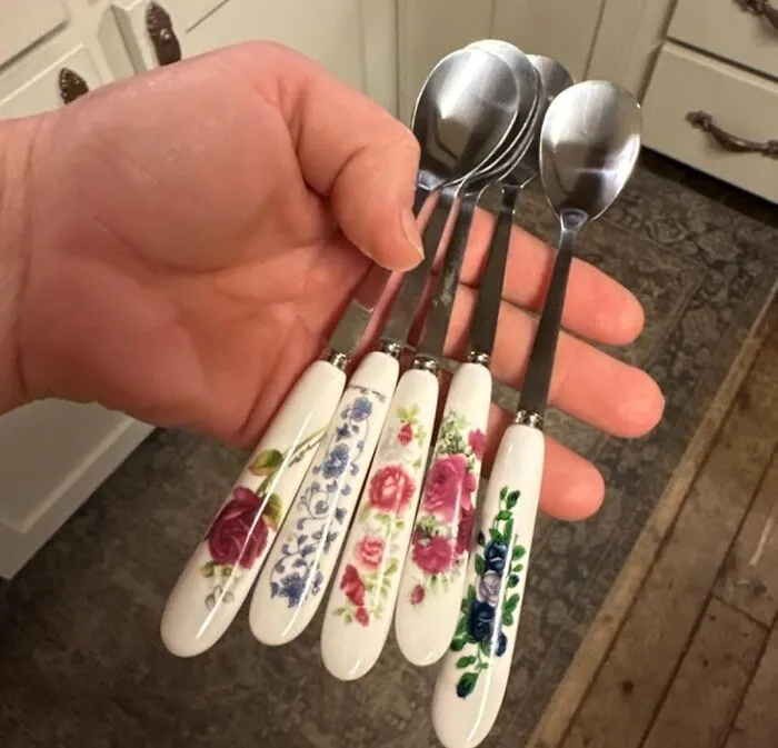 Brighten Up Breakfast And Beyond With This <a Style="Display:inline;" Href="Https://Www.amazon.com/Gp/Customer-Reviews/R2649ob3bu5i3a?ascsubtag=7850833%2c4%2c28%2cd%2c0%2c0%2c0%2c900%3a2%3b974%3a2%3b1338%3a1%2c0%2c0%2c0&ie=utf8&asin=b08gkyd4s1%25252cbf%252cbf%2cbf&btn_ref=srctok-Bad74712f4af5511&linkcode=ll2&tag=bpbird-20&linkid=dc05c799abfa50b65c179e70aadb580b&language=en_us&ref_=as_li_ss_tl" Target="_blank"><span Style="Font: Inherit; Color: #d74b1f;"> Floral Spoon Set </Span> That Adds A Pop Of Color And A Dash Of Whimsy To Your Everyday Meals