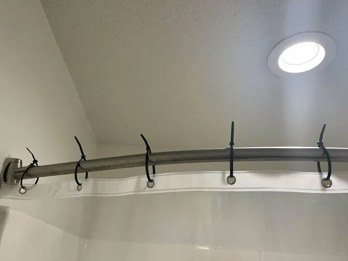 Me dio pereza comprar anillas para la cortina de ducha cuando me mudé a mi apartamento, así que les presento mi solución: bridas.