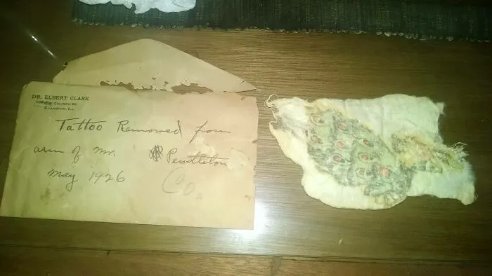 Encontré esto en la vieja casa de mi amigo. Tatuaje real extirpado del brazo de un hombre en 1926, colocado en una hoja de algodón y catalogado en un sobre.