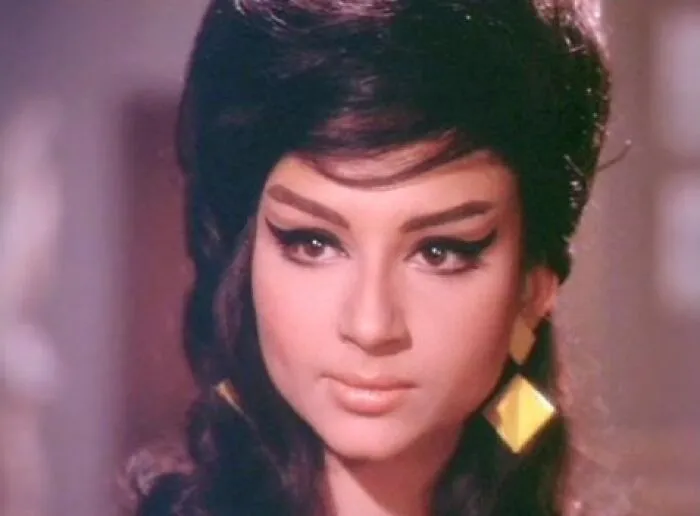 Vintage hairstyle with voluminous top and bold eyeliner, showcasing a classic yesteryear look.