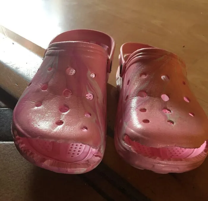 Zuecos rosados mal reparados con pintura desprolija, ejemplo de empeorar una reparación.
