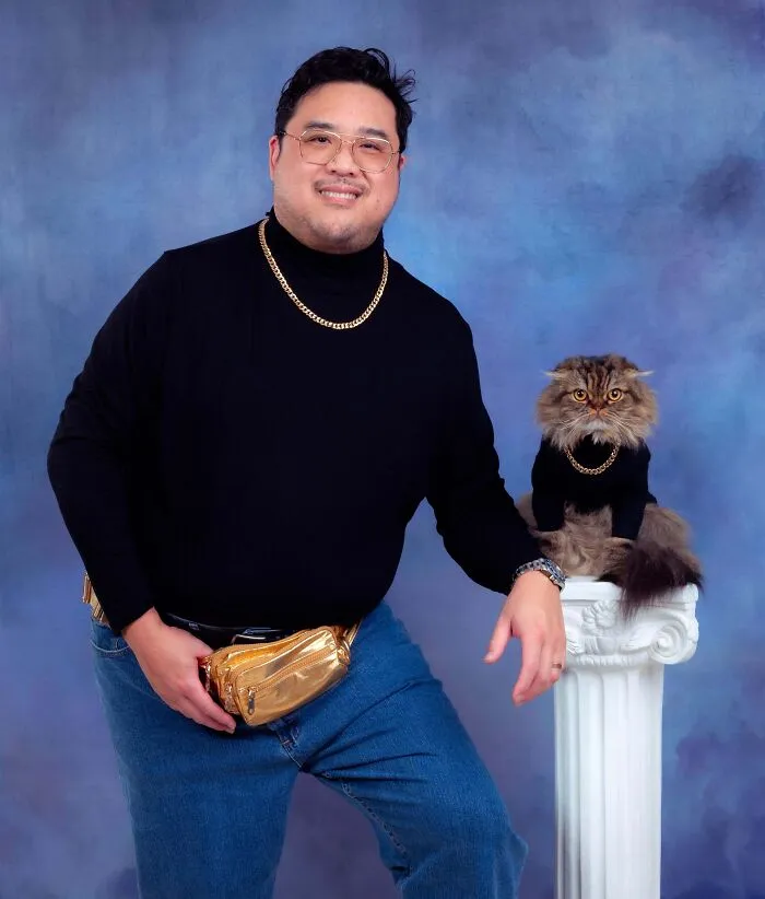 Mi marido y su gato disfrazados de "The Rock"