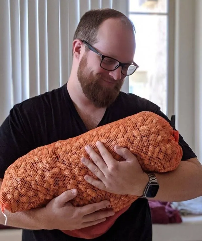 Mi novio se mudó a 3200 kilómetros de casa y no consigue cacahuetes hervidos en este estado. Este año, para su cumpleaños, sus padres lo sorprendieron con un montón de cacahuetes verdes para hervir. ¡Nunca lo había visto tan feliz!