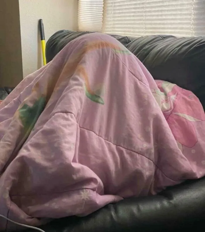 Soy muy habladora por las mañanas y mi esposo no. Intento recordarlo, pero una mañana, mientras hablaba, se puso una manta sobre la cabeza. Dijo: "Este es el fuerte "Sin esposa", cuando estoy aquí, necesito silencio". Me hizo reír muchísimo. Amo a este hombre.