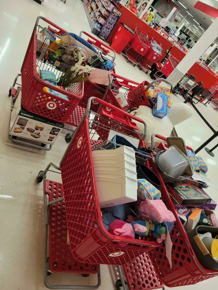 Trabajo cerrando en un gran supermercado, todas las noches tengo que empujar de 3 a 5 carritos de compras llenos que los clientes abandonan.