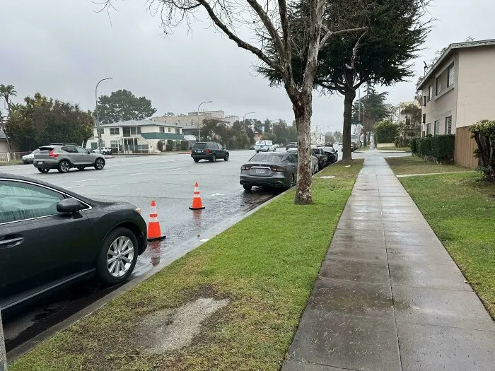 Los vecinos colocan conos en  esta zona de aparcamiento para poder aparcar ellos allí exclusivamente