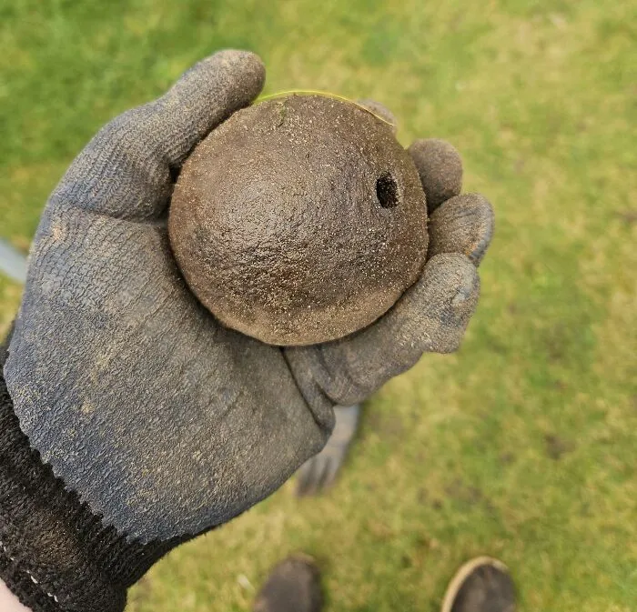 Bola redonda de metal encontrada mientras cavaba, tiene un agujero en un lado, muy pesada, fácilmente 3kg