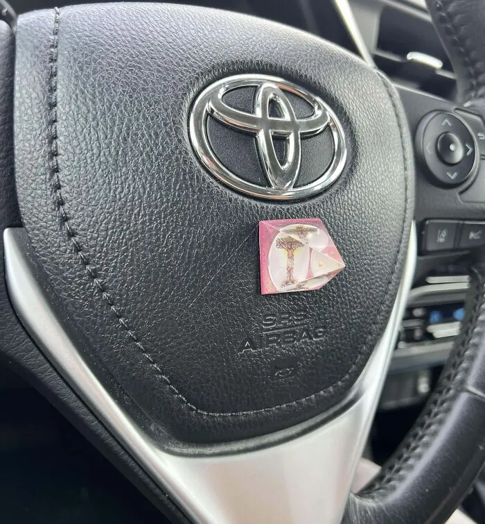 Poniendo un cristal muy afilado justo donde el airbag saltaría durante un choque.