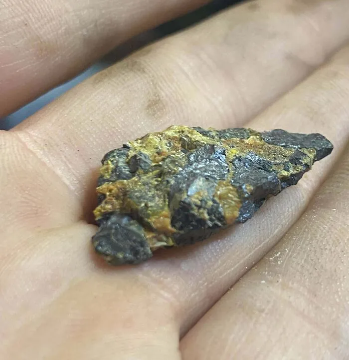 Compré como 5000$ de cristales y rocas a un anciano. Me dijo que nunca dejara esto fuera de este contenedor. La roca en cuestión es extremadamente pesada para su tamaño. ¿Qué podría ser esto?