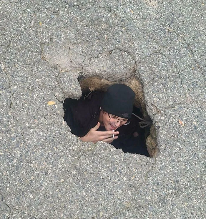 Yo en el socavón de mi vecindario