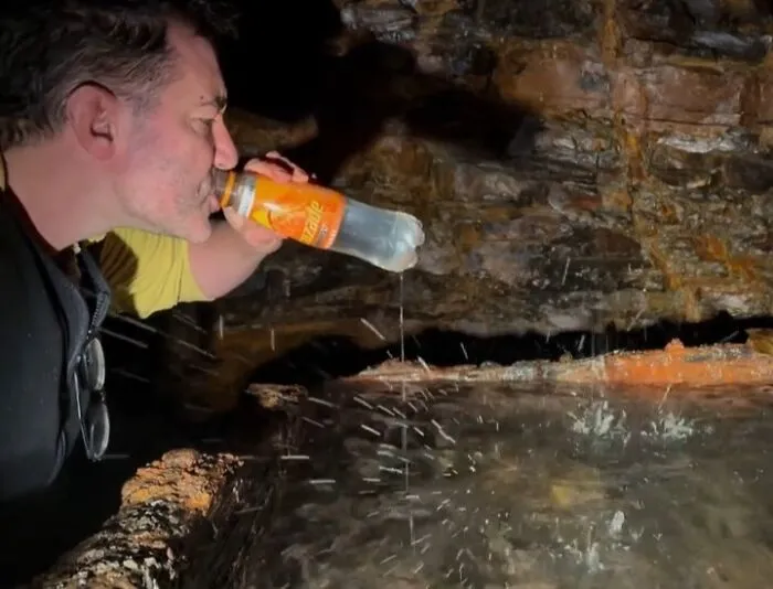 Tras 24 horas bajo tierra, bebimos agua de la mina
