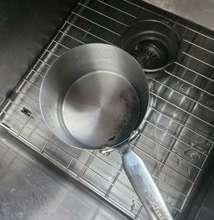 Llegué a casa y mi madre estaba hirviendo lejía para limpiar una sartén con azúcar quemada, creando un gas altamente tóxico.