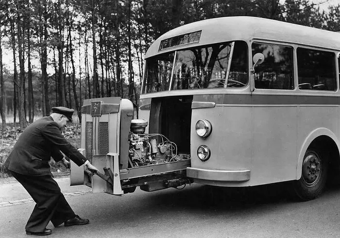 A Rare Example Where An Engineer Thought About The Mechanic. (1950s)