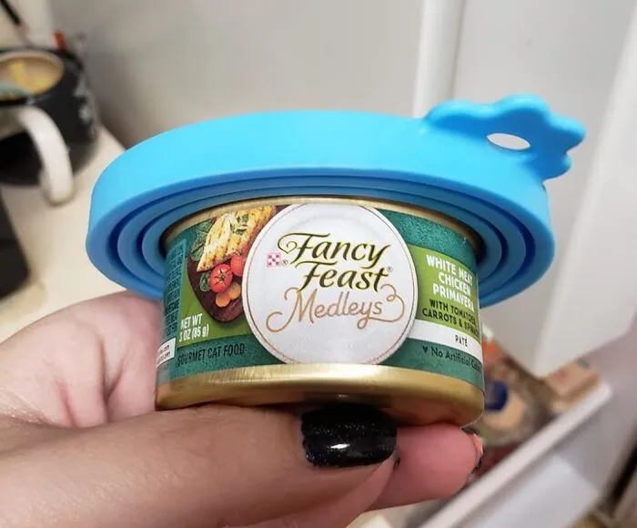 Stop Wrestling With Cling Film That Inevitably Sticks To Everything *except* The Cat Food Can And Just Use These Handy <a Style="Display:inline;" Href="Https://Www.amazon.com/Comtim-Cover-Silicone-Universal-Standard/Dp/B0746mlfb7?ie=utf8&th=1&linkcode=ll1&tag=bpgazelle-20&linkid=8fa613e8cb1a703a27f4085671f1f7e2&language=en_us&ref_=as_li_ss_tl" Target="_blank"><span Style="Font: Inherit; Color: #d74b1f;"> Silicone Lids For Cat Food </Span>