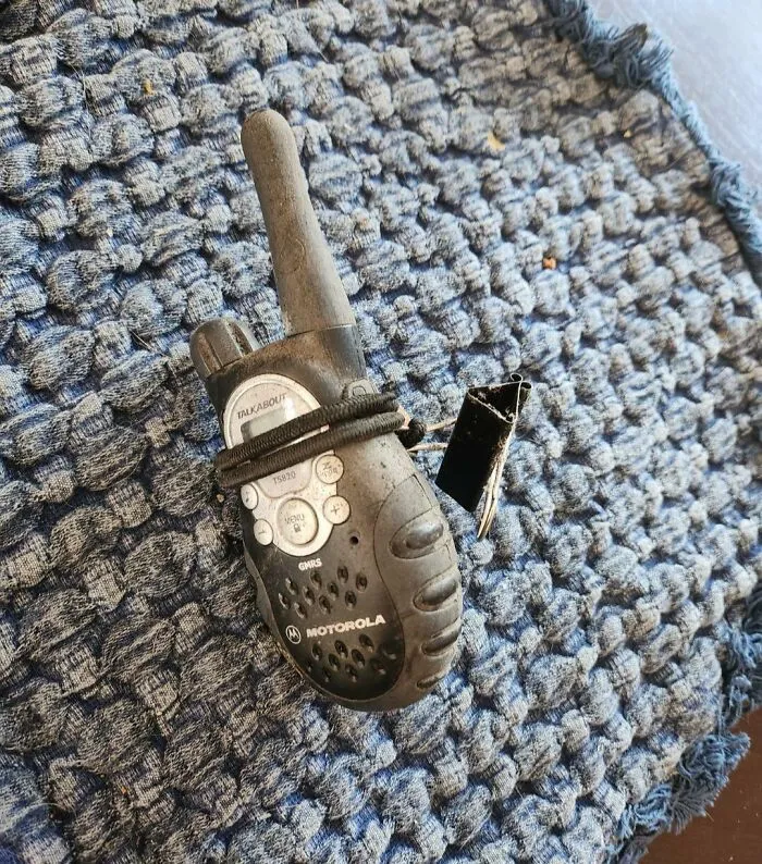 Radio Motorola vieja y sucia encontrada tras mudanza, causando miedo y sorpresa en personas que se mudaron a casa nueva.