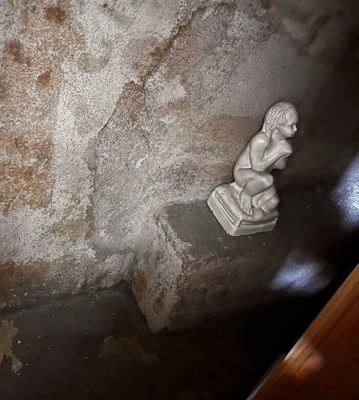 Iba a fijar un cable a un punto de acceso en el piso superior de mi antigua casa y encontré esto detrás de la pared.