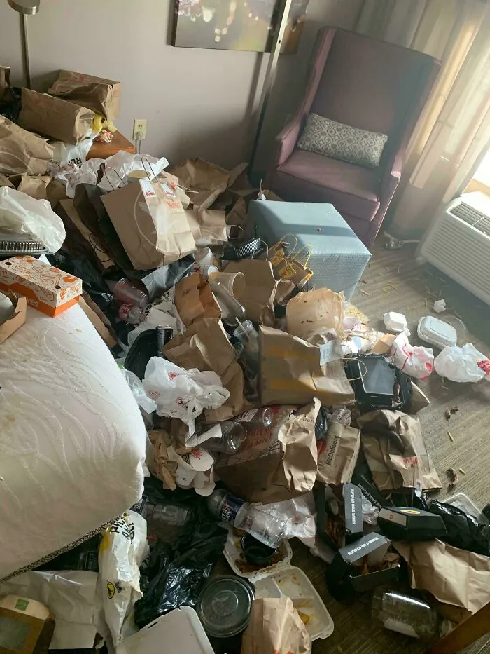 Habitación desordenada con basura y restos de comida, ejemplo claro de ignorantes sin educación ni vergüenza alguna.