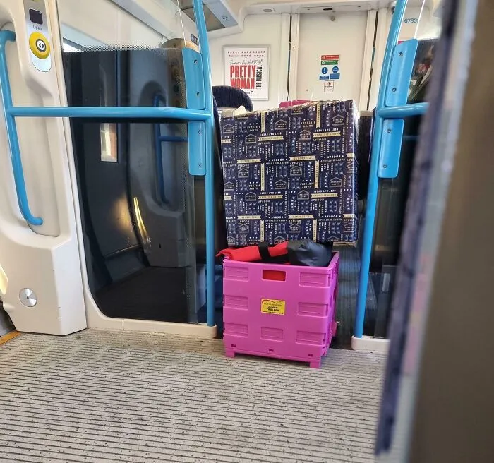 Alguien bloquea el pasillo para poder tener su propia sección