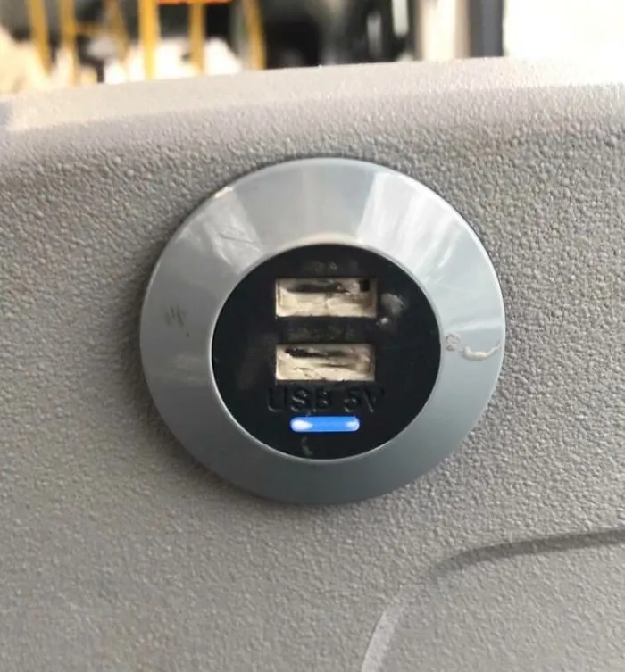 Pegar chicles en las ranuras de carga del transporte público