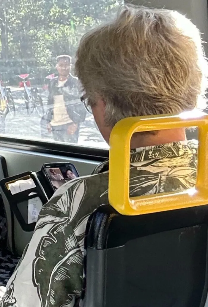 Una mujer tiene una videollamada de trabajo en el tren sin auriculares. Estaba usando los altavoces a todo volumen y se atrevió a pedir silencio.