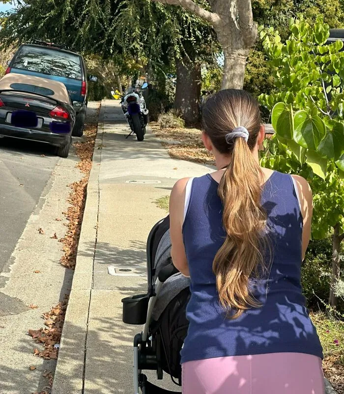 Mujer con carro de bebé bloquea la acera, ejemplo de ignorantes sin respeto a las normas básicas de educación pública.