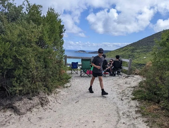 Esta familia ocupa toda una plataforma turística para que nadie más pueda tomar fotos