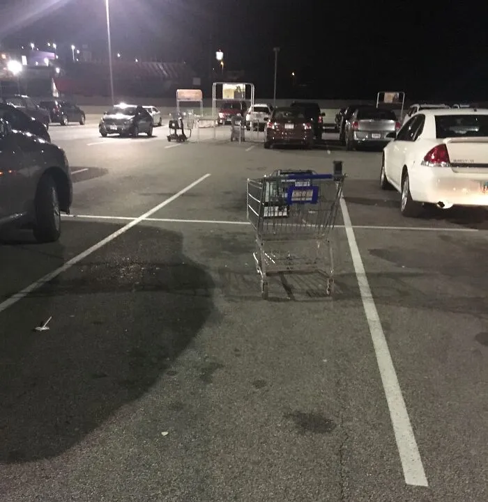 Los que dejan los carritos donde les venga bien