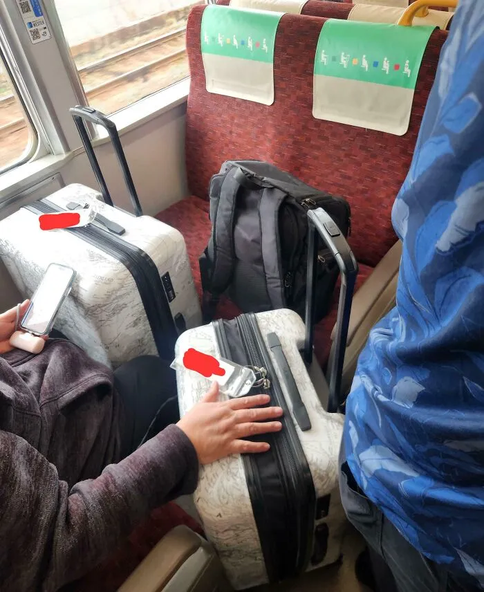 Viajando en Japón, una persona ocupó 4 asientos prioritarios con su equipaje, mientras que algunas de las personas mayores en el tren tuvieron que estar de pie.