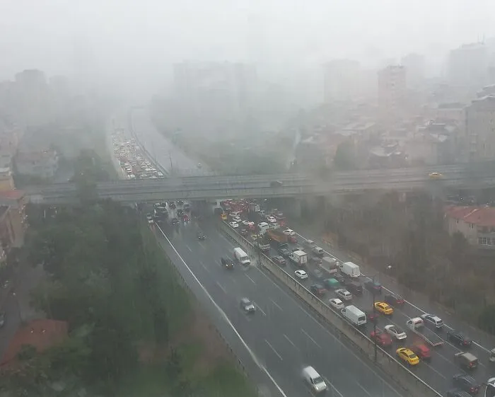 Personas que se detienen bajo un puente para evitar que el granizo dañe sus vehículos