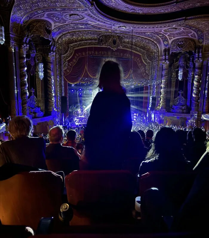 Esta señora, que insistió en ser la única persona de pie en el concierto