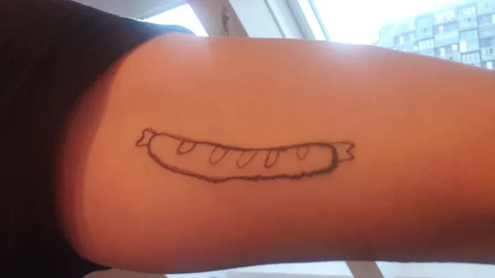 Me tatué una salchicha, estaba borracho y el tatuador también