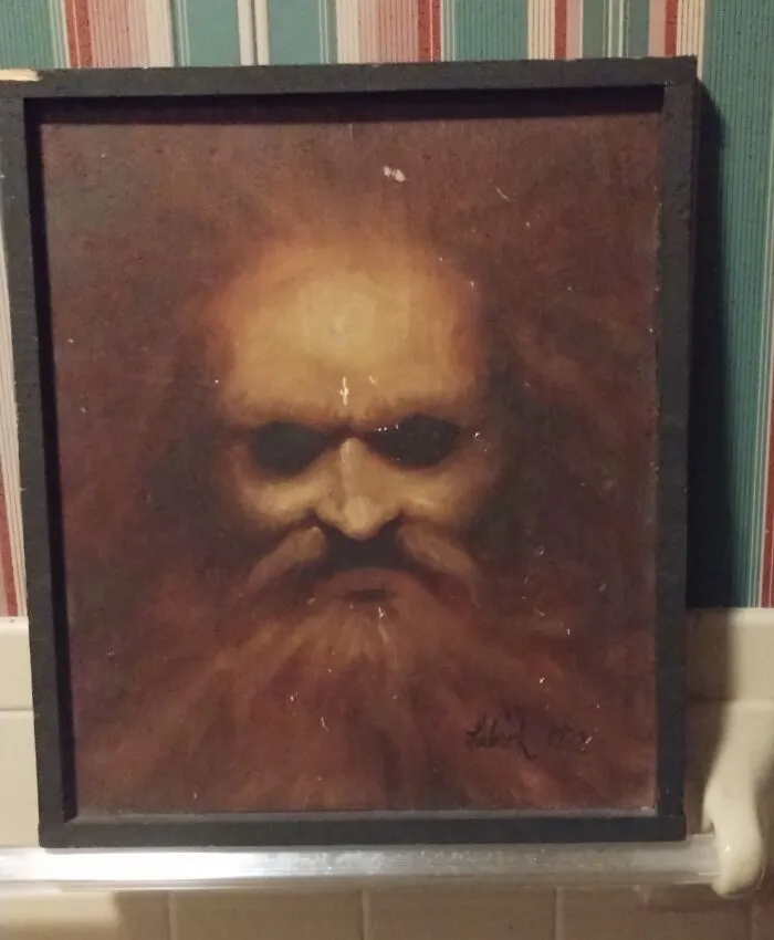 Encontré esto dentro de la pared en mi pasillo. He vivido en esta casa todos mis 46 años de vida...