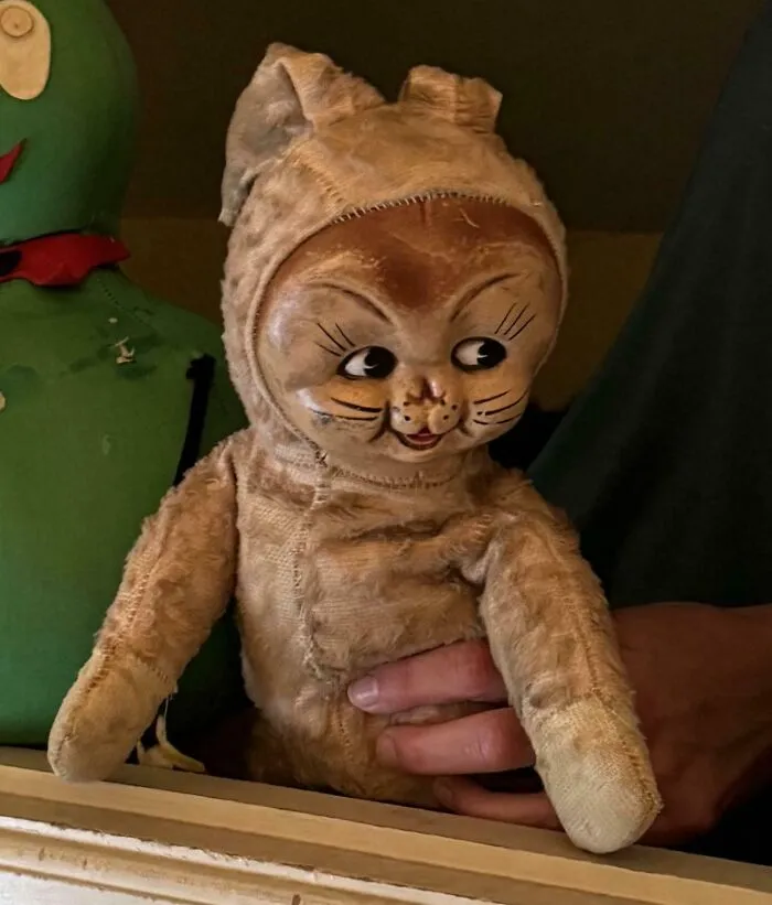 Muñeco antiguo con rostro de gato en casa nueva, generando sorpresa y miedo a las personas que se mudaron.