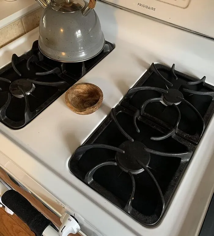 Fool Everyone Into Thinking You Actually Scrub Your Stovetop With These Clever <a Style="Display:inline;" Href="Https://Www.amazon.com/Burner-Protectors-Thickness-Reusable-Non-Stick/Dp/B07g78899p?ie=utf8&th=1&linkcode=ll1&tag=bpantelope-20&linkid=0a13690175c9951cbe4b155c0cc39846&language=en_us&ref_=as_li_ss_tl" Target="_blank"><span Style="Font: Inherit; Color: #d74b1f;"> Gas Hob Covers </Span>
