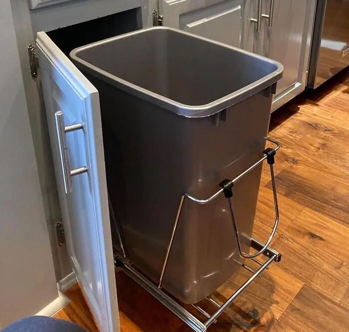 Guests Will Never Have To Awkwardly Stare At Your Overflowing Bin Again Thanks To This Clever <a Style="Display:inline;" Href="Https://Www.amazon.com/Dp/B00453a7ow?_encoding=utf8&th=1&linkcode=ll1&tag=bpantelope-20&linkid=7434890ee92a05e171055bf6a2848603&language=en_us&ref_=as_li_ss_tl" Target="_blank"><span Style="Font: Inherit; Color: #d74b1f;"> Pull Out Trash Can System For Inside Cabinets </Span>
