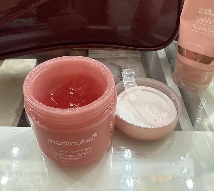 While Drugstore Moisturizers Play In The Kiddie Pool, This <a Style="Display:inline;" Href="Https://Www.amazon.com/Medicube-Collagen-Niacinamide-Freeze-Dried-Hydrolyzed/Dp/B0dgpszvw3?ie=utf8&th=1&linkcode=ll1&tag=bpsparrow-20&linkid=55836a064d287cfd3b604cd67da220c6&language=en_us&ref_=as_li_ss_tl" Target="_blank"><span Style="Font: Inherit; Color: #d74b1f;"> Medicube Collagen Jelly Cream </Span> Bounces Onto Your Face Like It Has A Phd In Bounce-Ology