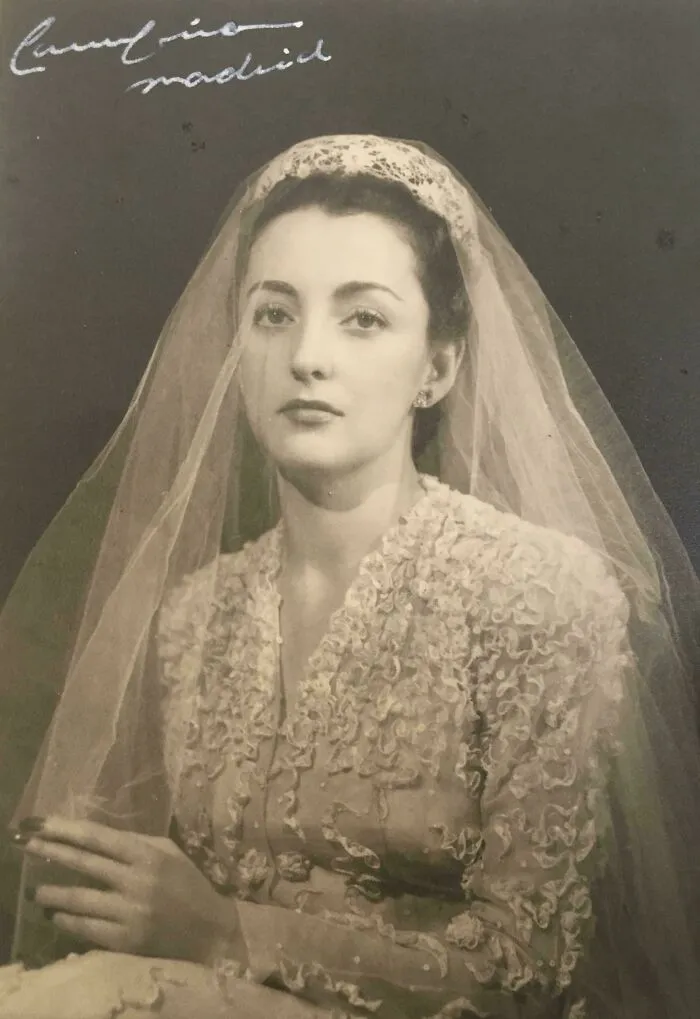 Fotografía en blanco y negro de mujer con vestido y velo de novia, foto de décadas que sigue siendo elocuente.