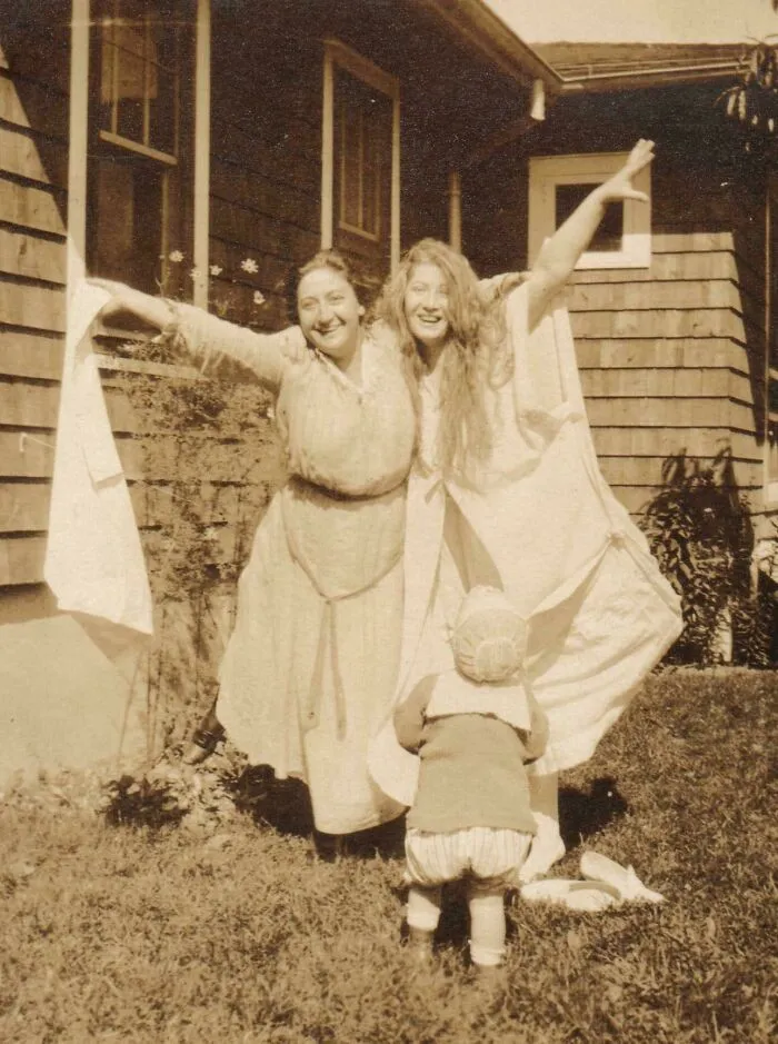 Mi bisabuela y su hermana con mi abuela mirándolas. Aprox. ~1917