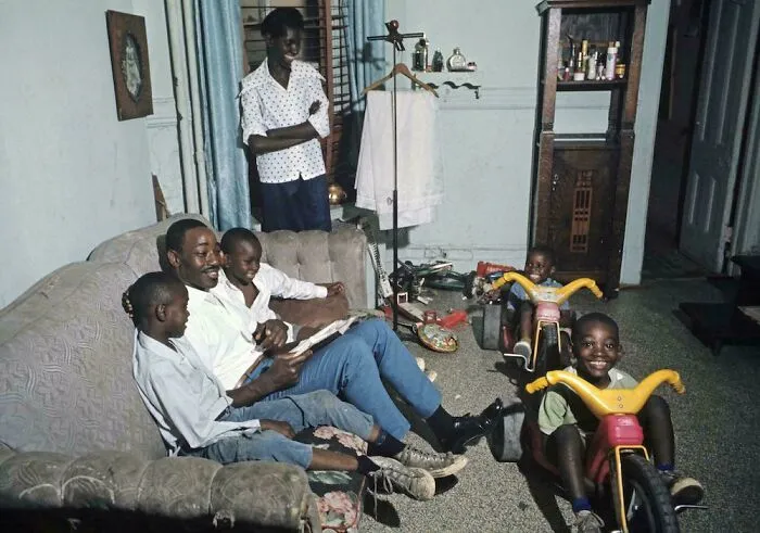 Familia del Harlem en su apartamento de 2 habitaciones, años 70