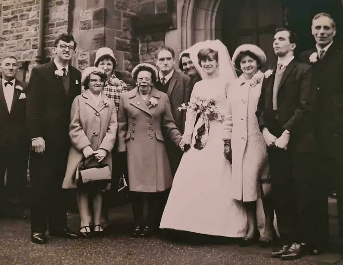 La boda de mi abuela en 1968, Abram, Reino Unido. Dirigía un hogar para discapacitados y los invitó a su boda.