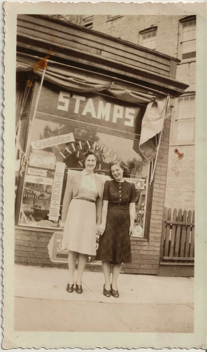 Mi tía abuela Jeanne (derecha) y su pareja Anne delante de su tienda de hobbies en Filadelfia, 1940