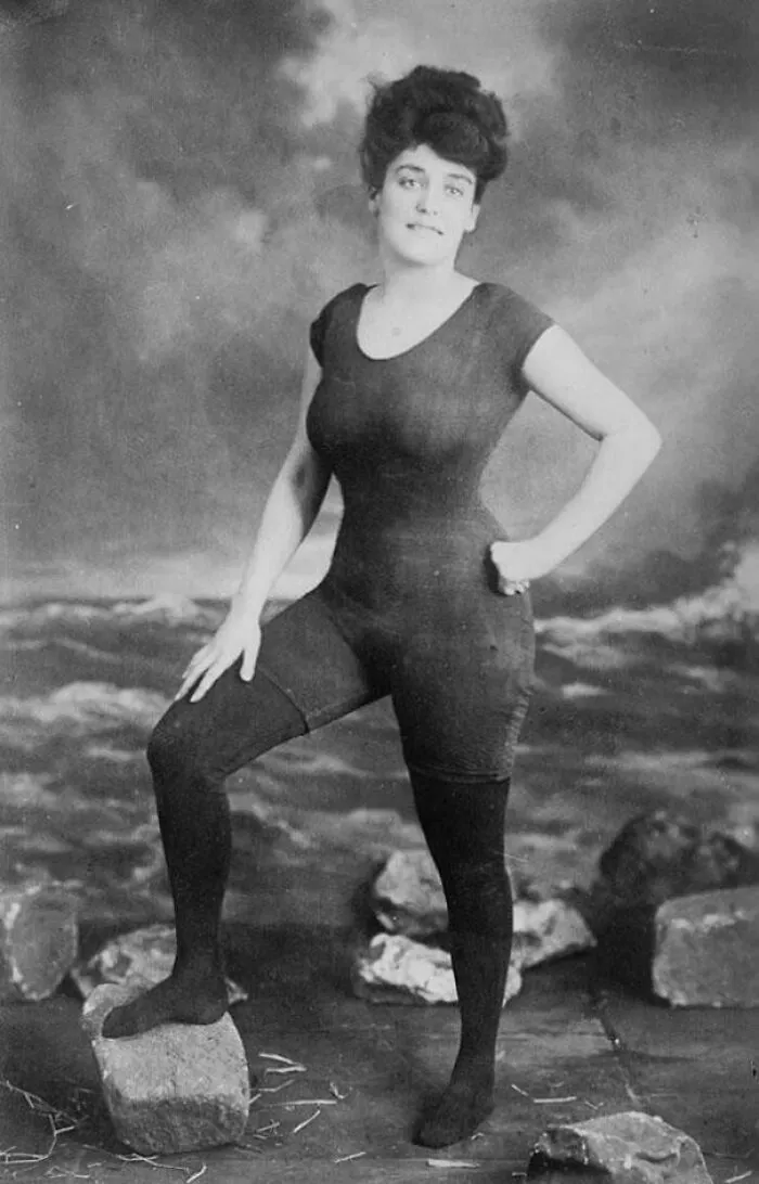 Annette Kellerman promoviendo el derecho de la mujer a llevar un bañador ajustado de una pieza en 1907. Más tarde fue detenida por indecencia.