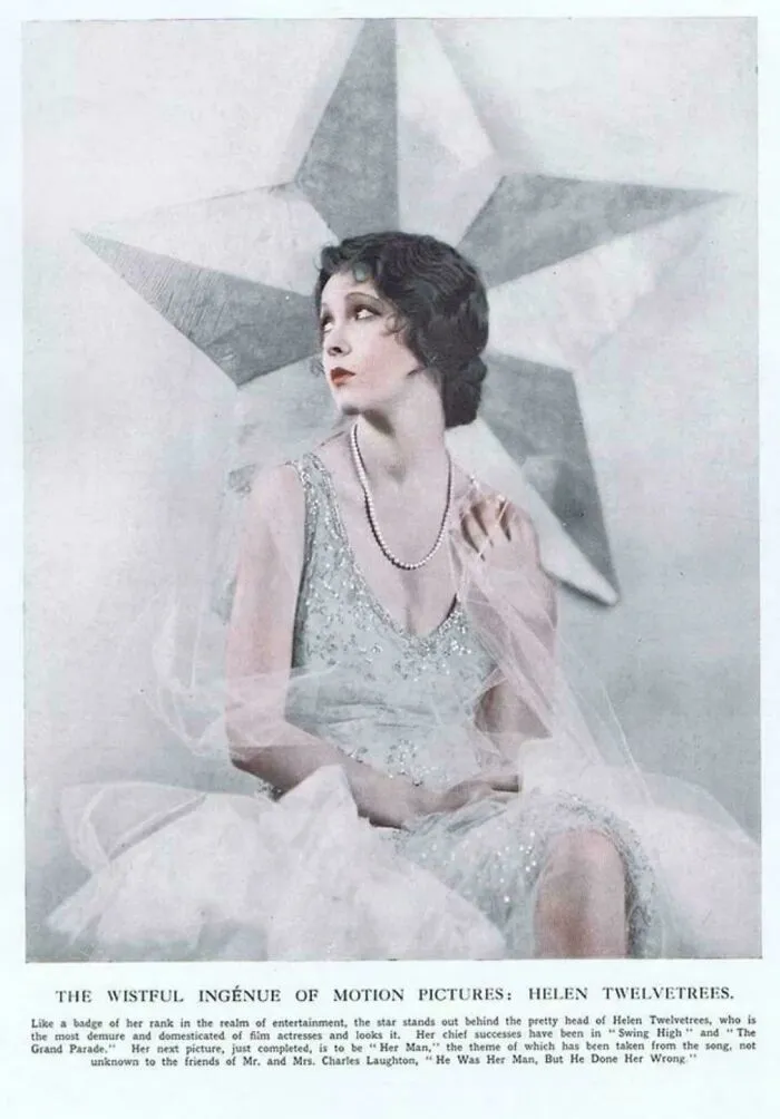 Mujer de época con vestido brillante y collar de perlas posando frente a una estrella vintage en fotos de hace décadas.