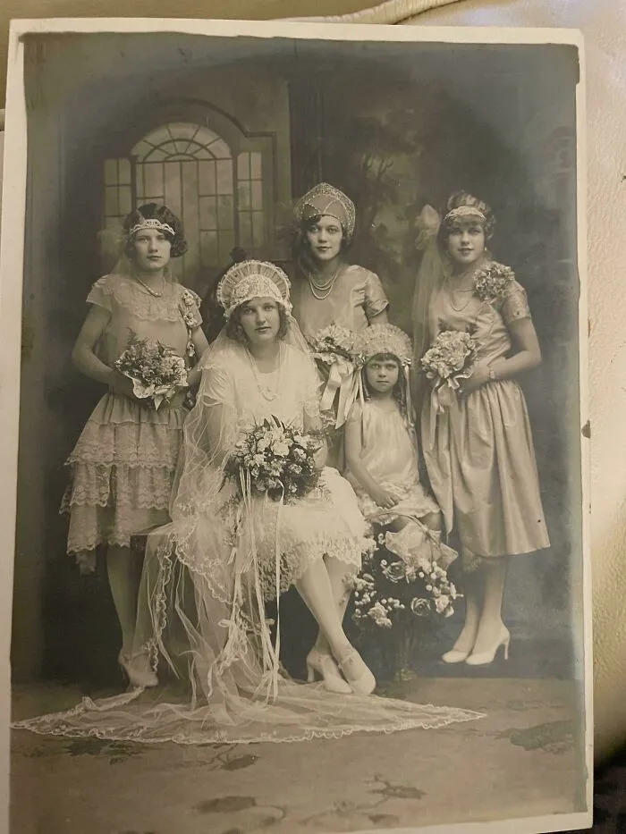 Mi abuela a los 16 años, a la izquierda del todo