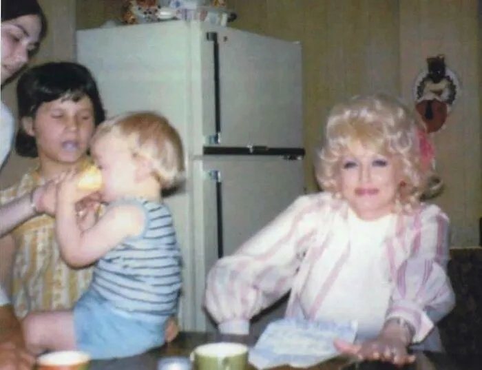 Foto de mí bebiendo leche junto a Dolly Parton. ~1973 o 1974