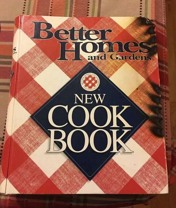 Mi esposa intentó hacer una cena de Acción de gracias y acabó quemando el libro de recetas